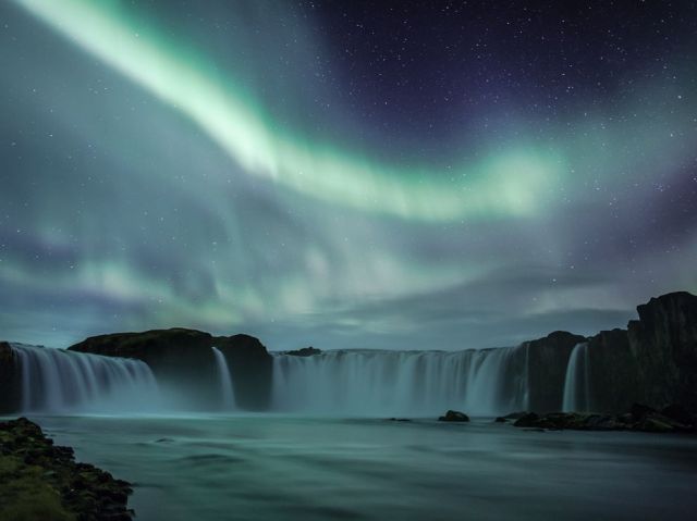 godafoss-aurora-iceland_65568_990x742