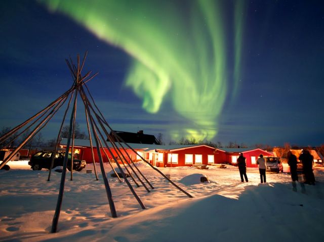 raurora-borealis-sweden_67083_990x742