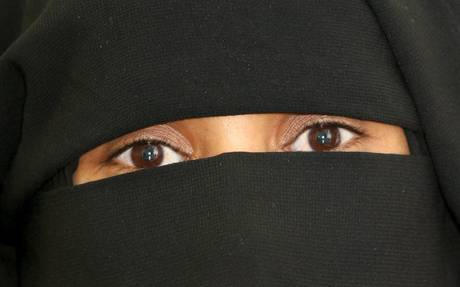 GB: ACCESO DIBATTITO SU NIQAB, 'ANDREBBE VIETATO'