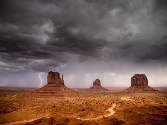monument-valley-storm-arizona_88362_990x742